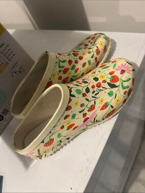 Cream Floral & Strawberry Garden Clogs